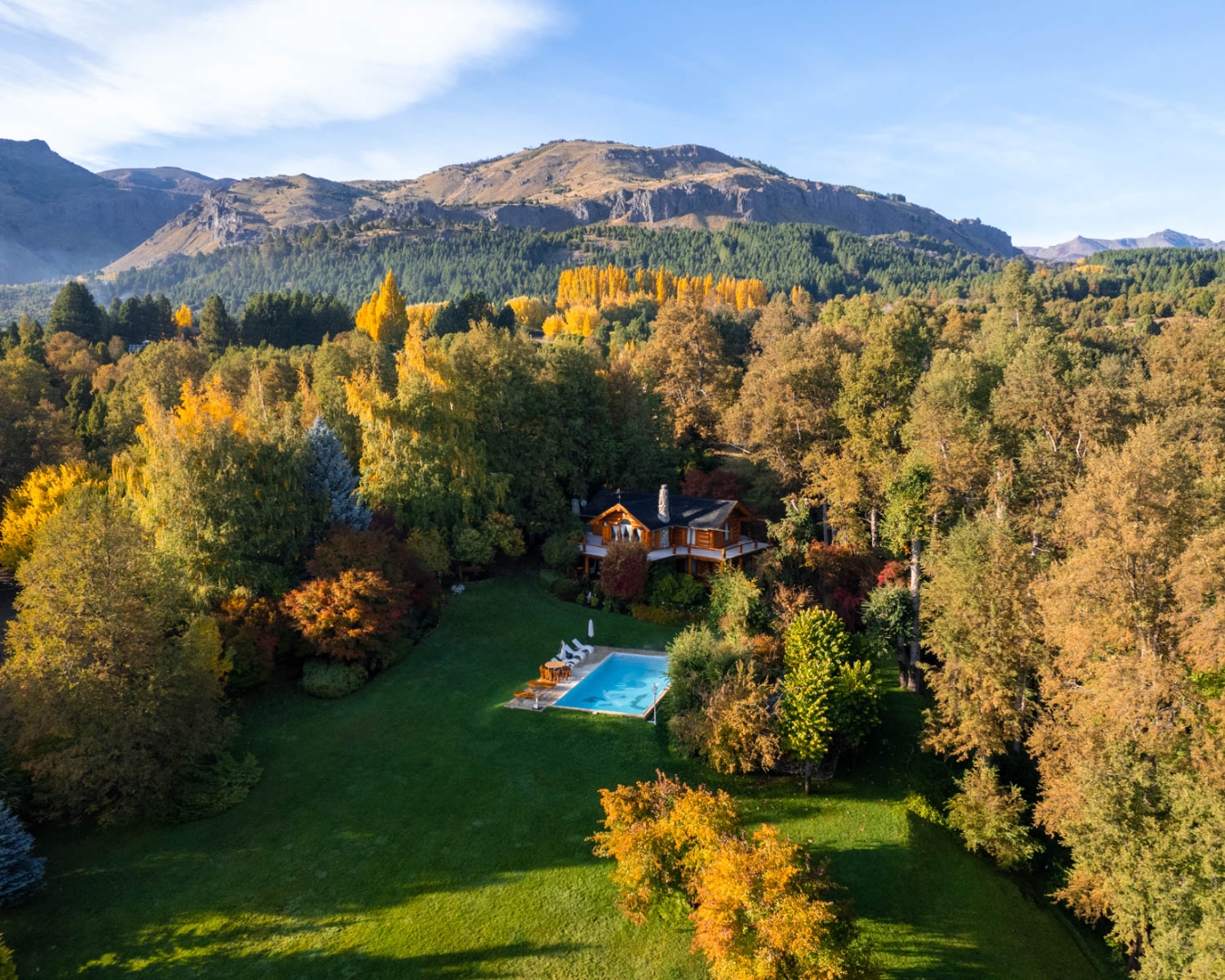 Piscina de Rotui Luxury Village en San Martín de los Andes al atardecer