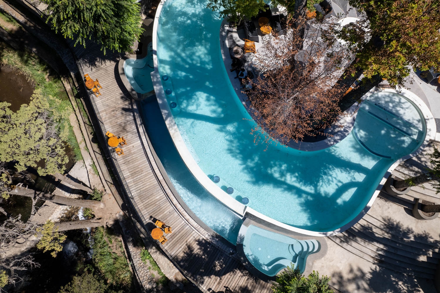 Vista aérea de la piscina de Rotui Luxury Village en medio del bosque